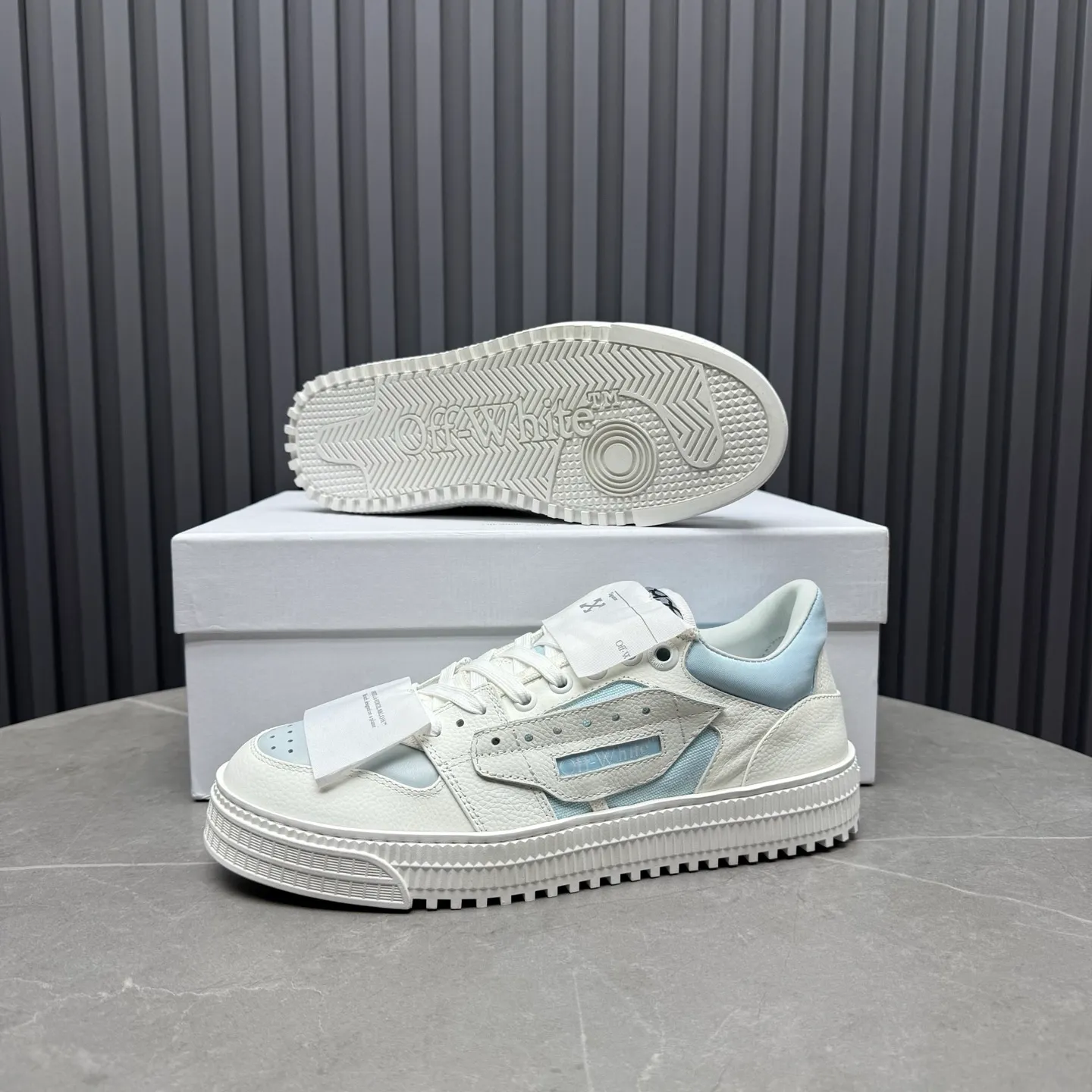 Men's shoes💰680 OFF WHITE ⚡️Couple style⚡️The latest spring style street casual shoes, released with the highest quality version on the market👊Series original mold opening, original lasting, production technology 1:1 original version➰🔜The best choice for more and more celebrities and Internet celebrities🔸In the classics Changes in the code🔸Innovate in the trend🔸Strive to break away from the shackles of bad street design🔝Although he is not the originator of fashion design, he is definitely a shining dark horse in avant-garde design🐴🆙Do not follow the trend🔅Not universal beauty🔅 Fabric💯First-layer cowhide Lining💯Imported skin-friendly and environmentally friendly polyester mesh Foot pads💯Original molded high-elastic environmentally friendly molding pads Midsole💯Made with original last-last technology Outsole💯Rubber outsole Packaging💯Official website synchronizes full set of packaging (brand wrapping paper, brand certificate, brand cloth bag) Code numbers 35-44, 45 46 Customized
